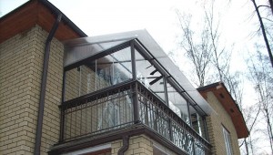 Особенности установки крыши на балкон